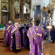 В Страстную пятницу Церковь воспоминает крестную смерть Господа нашего Иисуса Христа, снятие с креста Его тела и погребение